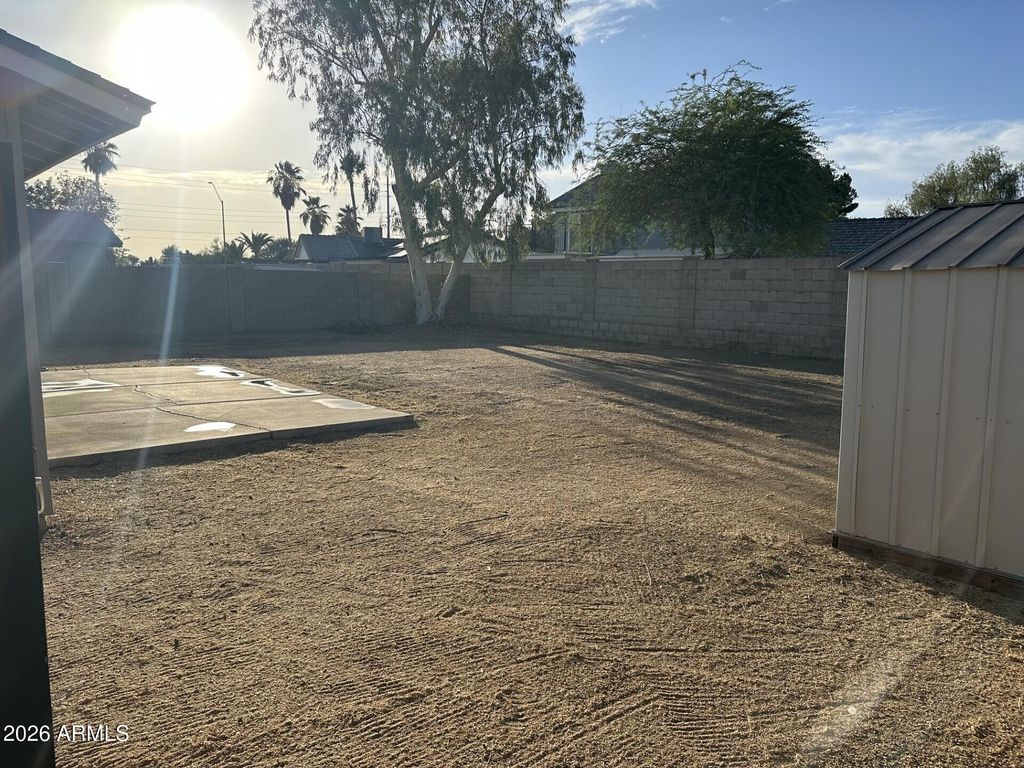 Image 3 of property listing at 5832 W JOHN CABOT Road, Glendale, AZ 85308