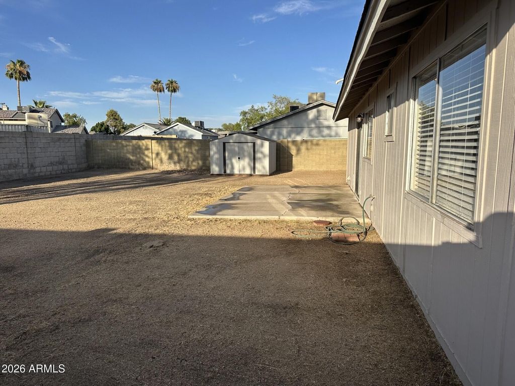 Image 4 of property listing at 5832 W JOHN CABOT Road, Glendale, AZ 85308