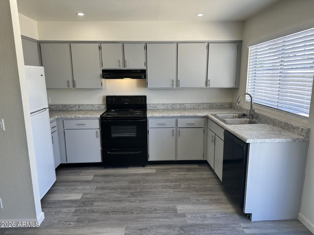 Image 5 of property listing at 5832 W JOHN CABOT Road, Glendale, AZ 85308