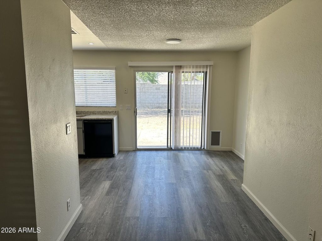 Image 9 of property listing at 5832 W JOHN CABOT Road, Glendale, AZ 85308