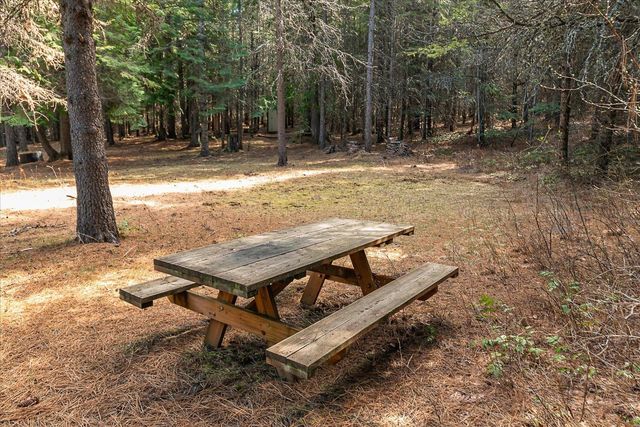 963 Thompson Rd, Elk, WA 99009