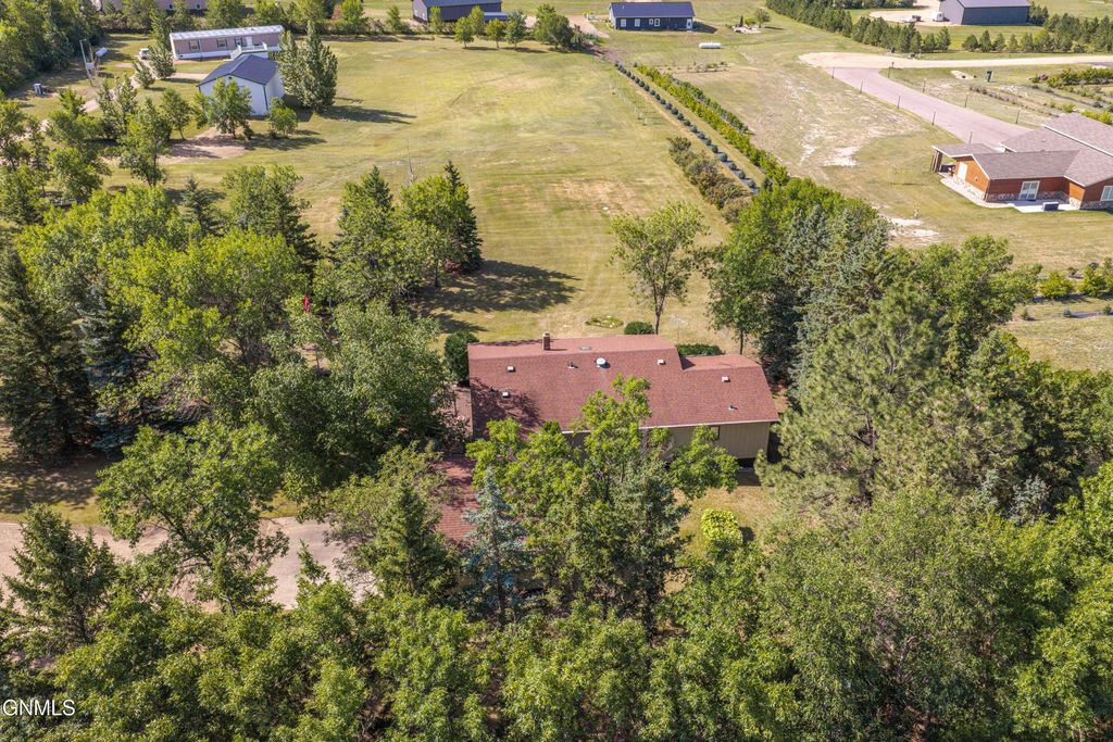 4113 13v Street NW, Garrison, ND 58540 photo 2