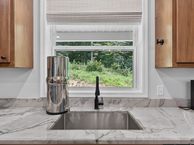 1047 Old County House Rd, Charlotte, TN 37036