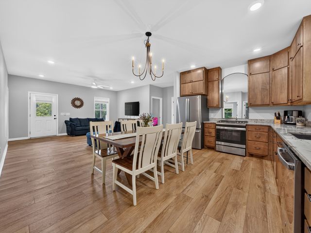 1047 Old County House Rd, Charlotte, TN 37036