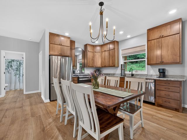 1047 Old County House Rd, Charlotte, TN 37036