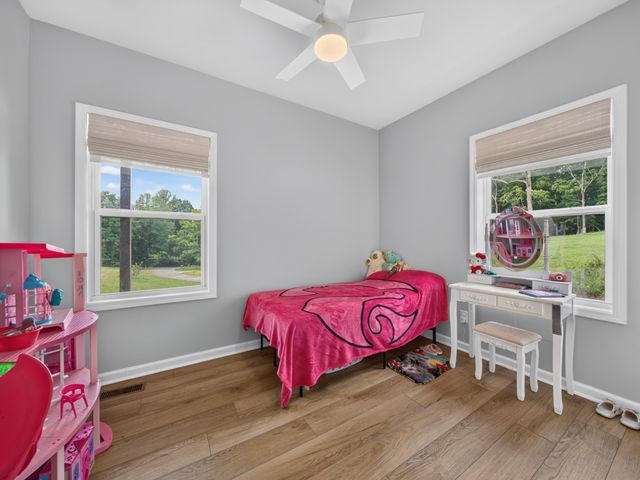 1047 Old County House Rd, Charlotte, TN 37036