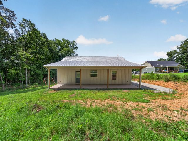 1047 Old County House Rd, Charlotte, TN 37036