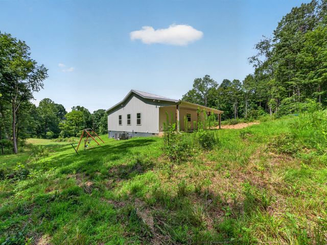1047 Old County House Rd, Charlotte, TN 37036