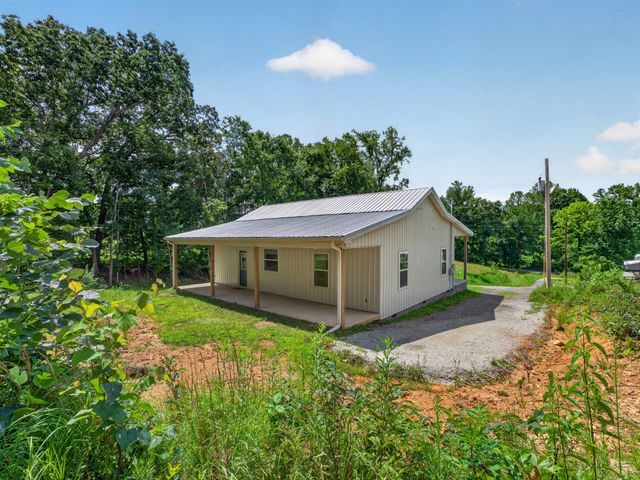1047 Old County House Rd, Charlotte, TN 37036