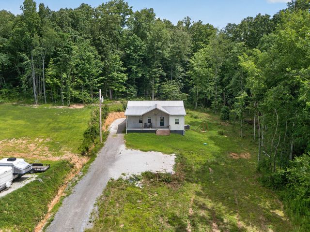 1047 Old County House Rd, Charlotte, TN 37036