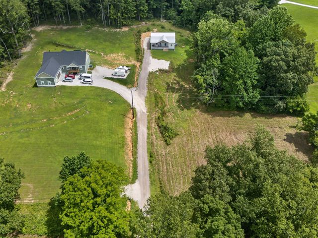 1047 Old County House Rd, Charlotte, TN 37036
