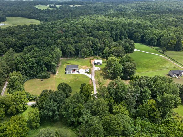 1047 Old County House Rd, Charlotte, TN 37036