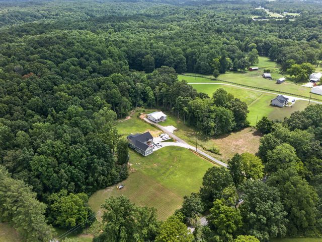 1047 Old County House Rd, Charlotte, TN 37036