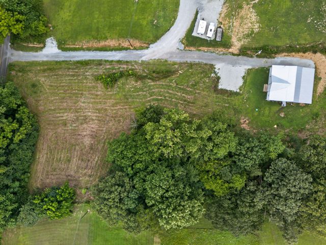 1047 Old County House Rd, Charlotte, TN 37036