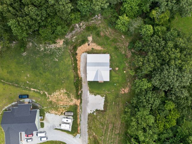 1047 Old County House Rd, Charlotte, TN 37036