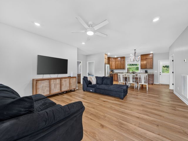 1047 Old County House Rd, Charlotte, TN 37036