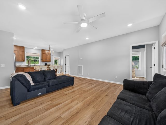 1047 Old County House Rd, Charlotte, TN 37036