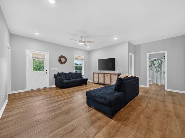 1047 Old County House Rd, Charlotte, TN 37036