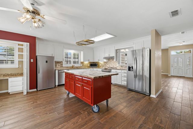 1 Friendswood Dr., Longview, TX 75605