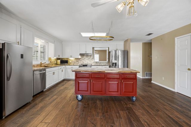 1 Friendswood Dr., Longview, TX 75605