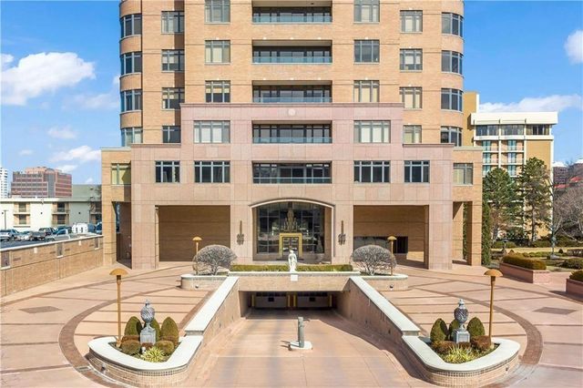 400 W 49th Terrace 2034, Kansas City, MO 64112