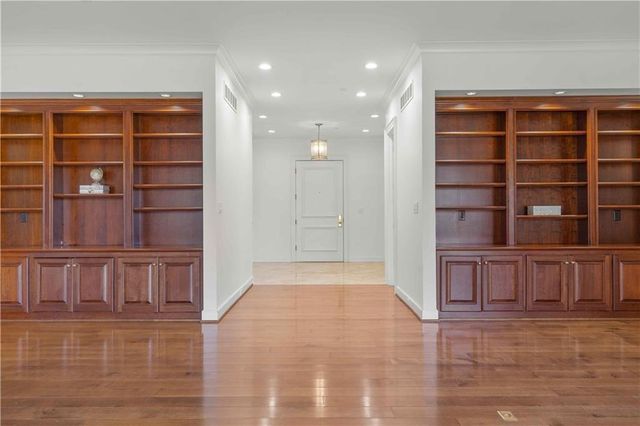 400 W 49th Terrace 2034, Kansas City, MO 64112