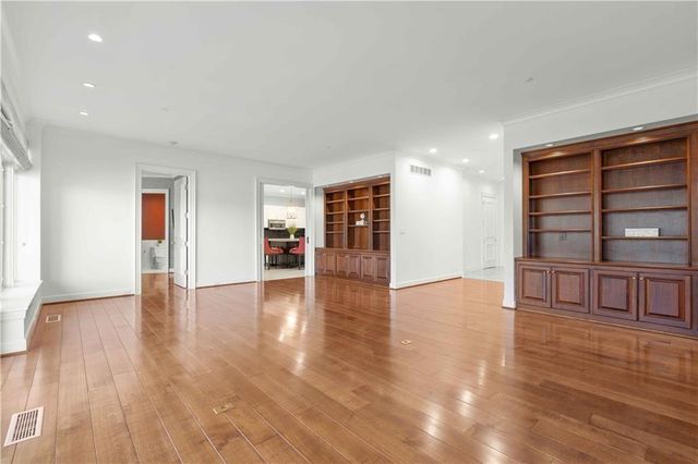 400 W 49th Terrace 2034, Kansas City, MO 64112