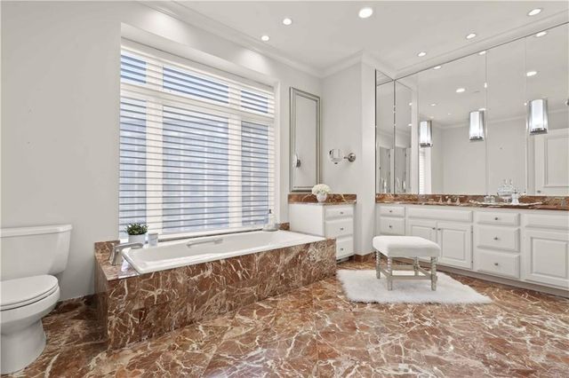 400 W 49th Terrace 2034, Kansas City, MO 64112