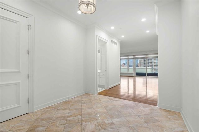 400 W 49th Terrace 2034, Kansas City, MO 64112