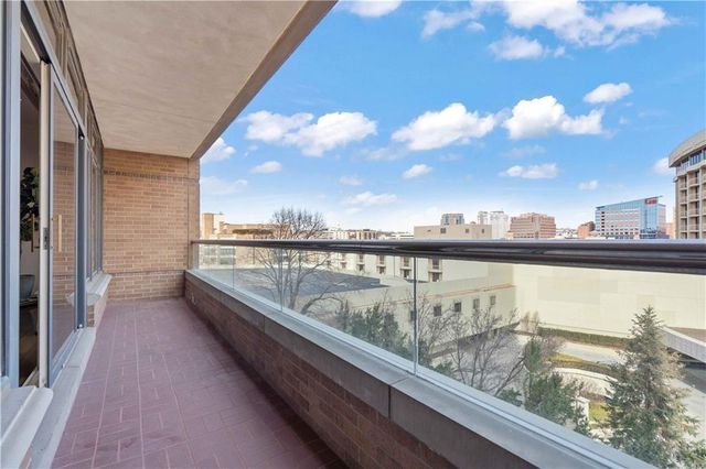 400 W 49th Terrace 2034, Kansas City, MO 64112