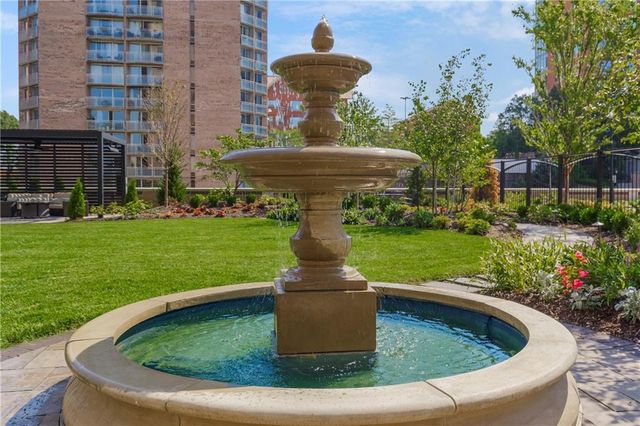 400 W 49th Terrace 2034, Kansas City, MO 64112