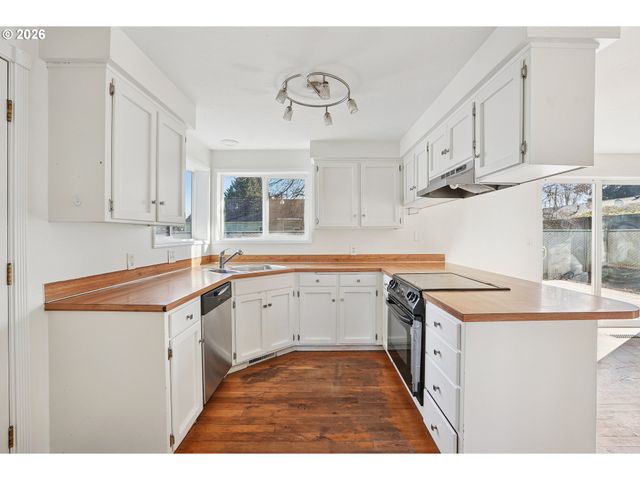 495 ANGELEE Ct, Lebanon, OR 97355