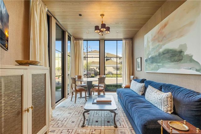 2571 Vista, Newport Beach, CA 92663