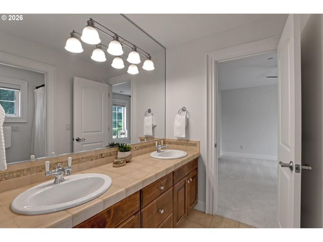 8553 Nw LOVEJOY St, Portland, OR 97229