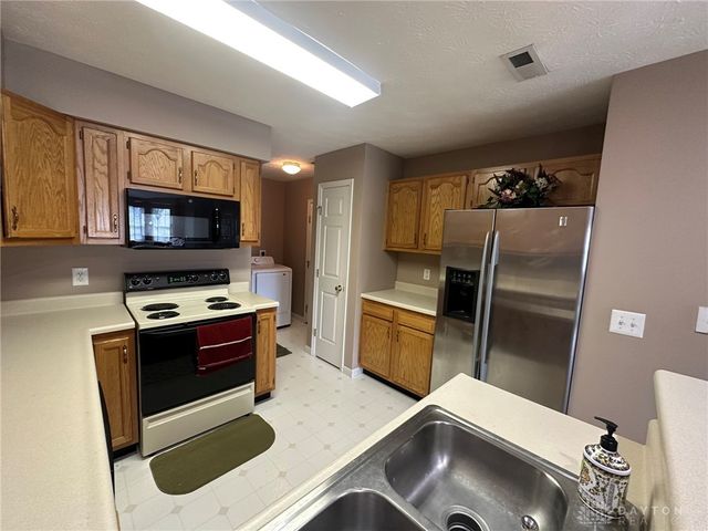 4010 Twin Lakes Circle, Clayton, OH 45315