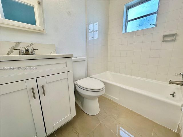 241 SE 9th Ave 207, Pompano Beach, FL 33060