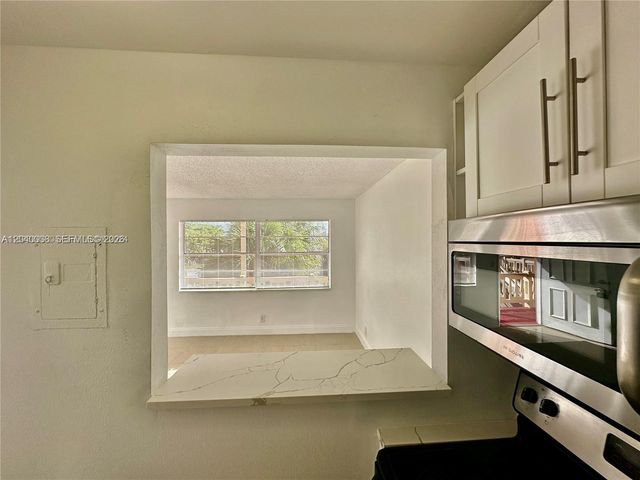 241 SE 9th Ave 207, Pompano Beach, FL 33060