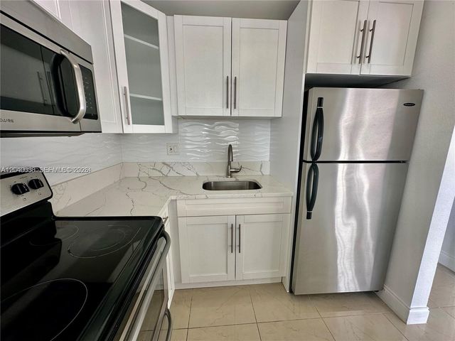 241 SE 9th Ave 207, Pompano Beach, FL 33060