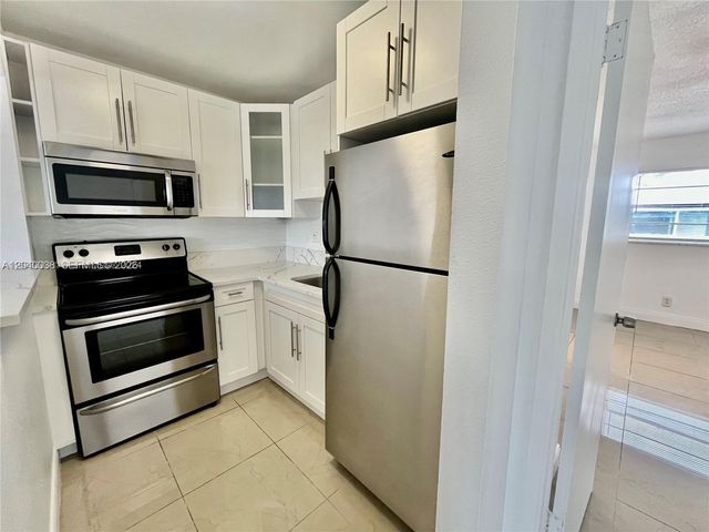 241 SE 9th Ave 207, Pompano Beach, FL 33060