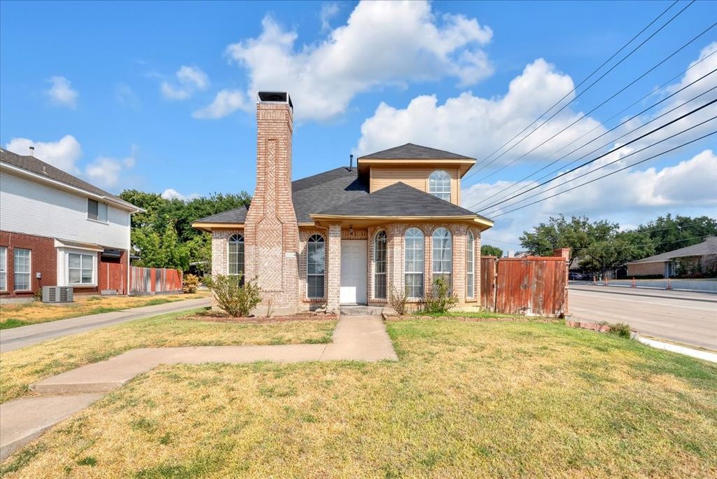 2200 Meadowstone Drive, Carrollton, TX 75006 — photo 2