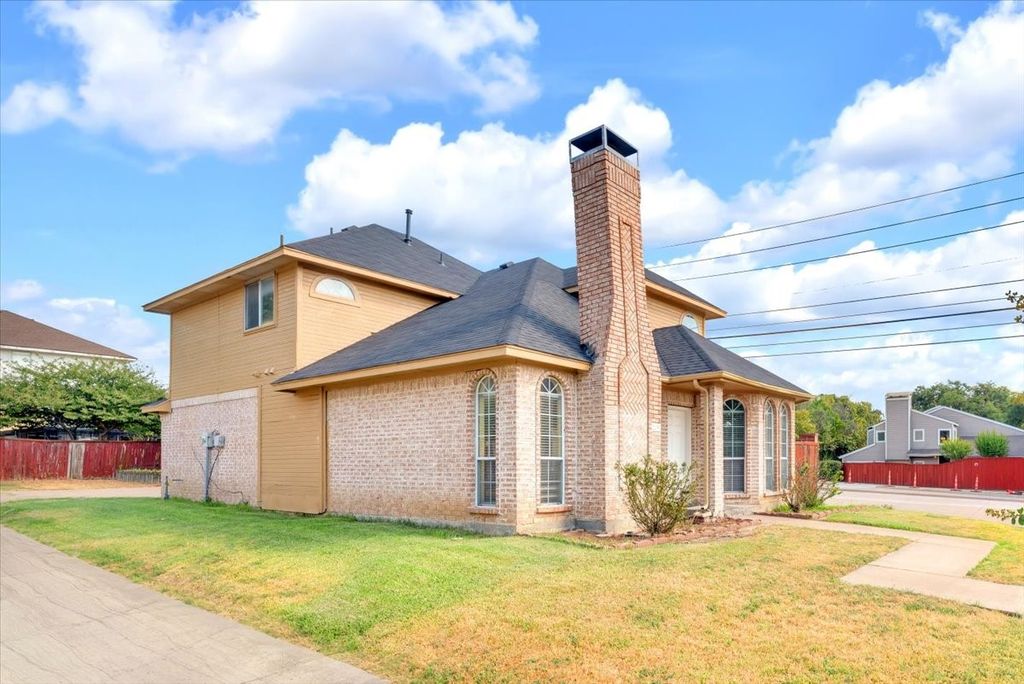 2200 Meadowstone Drive, Carrollton, TX 75006 — photo 3
