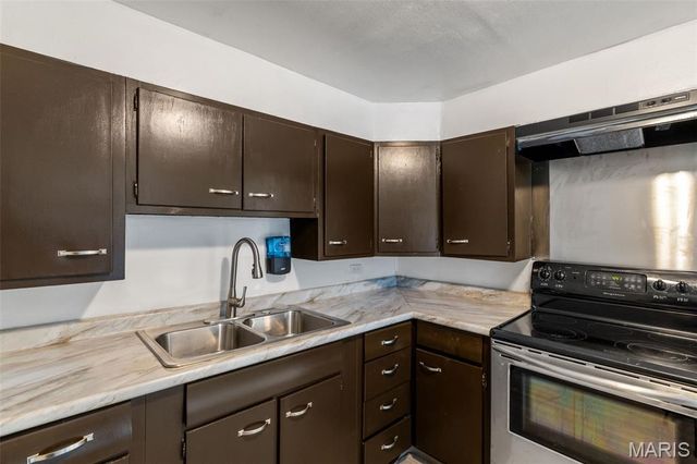 135 Becker Drive, St Louis, MO 63135