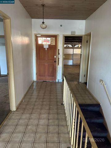 6233 Leona St, Oakland, CA 94605