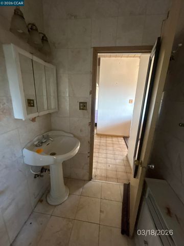 6233 Leona St, Oakland, CA 94605