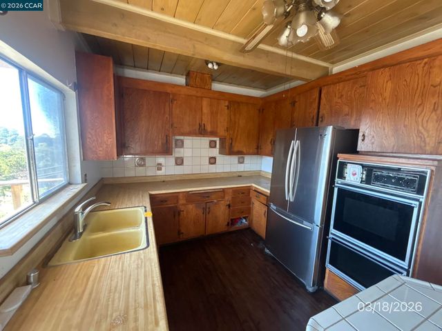 6233 Leona St, Oakland, CA 94605