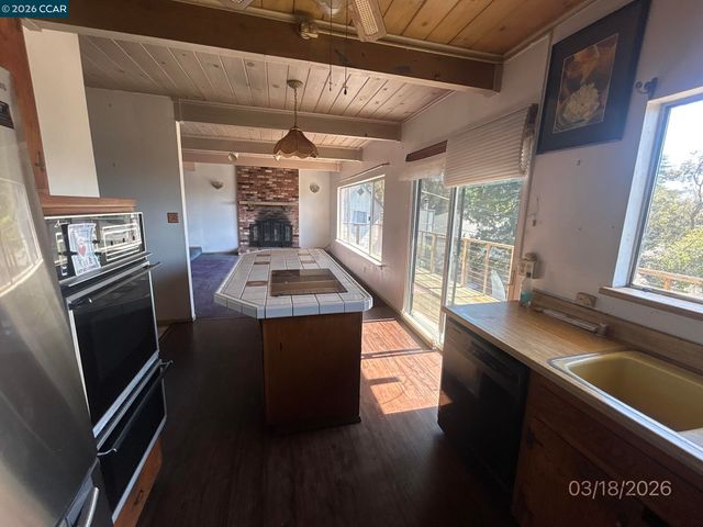 6233 Leona St, Oakland, CA 94605