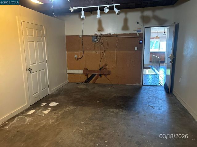 6233 Leona St, Oakland, CA 94605