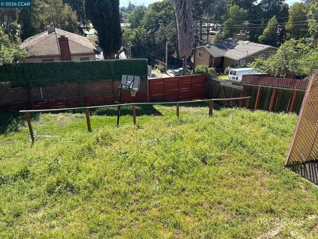 6233 Leona St, Oakland, CA 94605