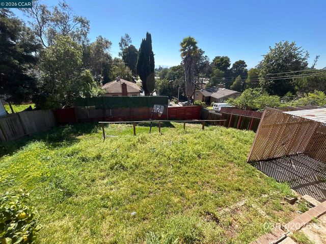 6233 Leona St, Oakland, CA 94605