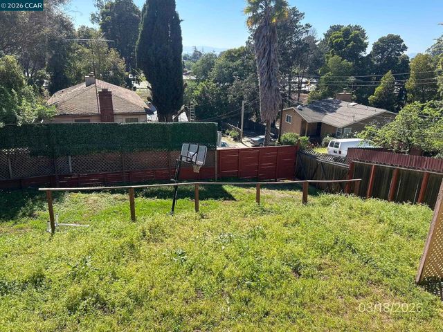 6233 Leona St, Oakland, CA 94605